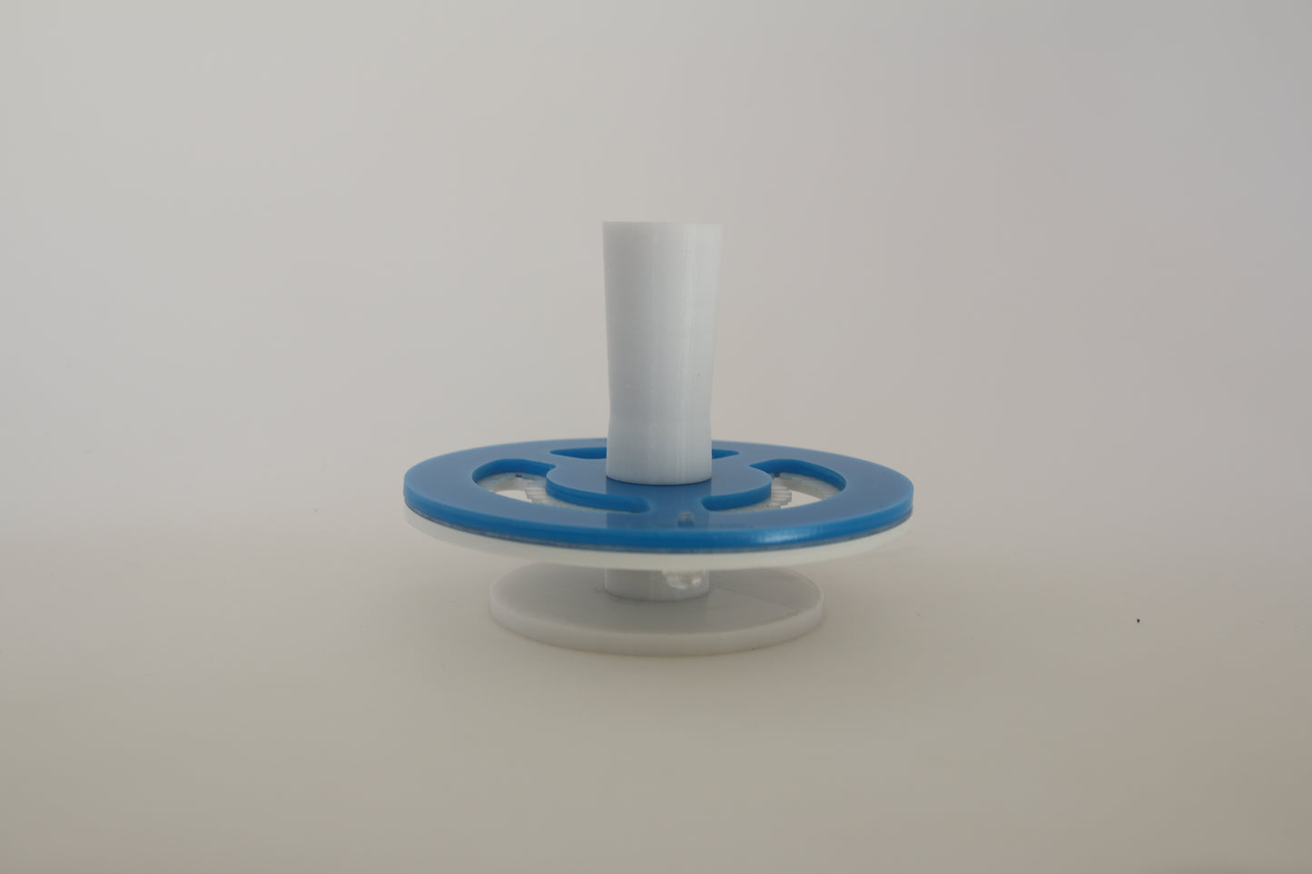 •“Coral Frag Transport Container with secure locking lid”
•“Interior view showing spacious design for various frag sizes”
•“Ventilation holes ensuring proper airflow for coral frags”