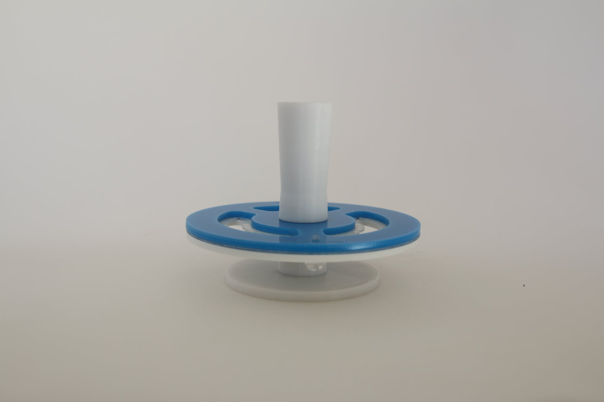 •“Coral Frag Transport Container with secure locking lid”
•“Interior view showing spacious design for various frag sizes”
•“Ventilation holes ensuring proper airflow for coral frags”